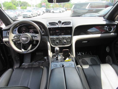 Used 2022 Bentley Bentayga AWD/4WD image 23