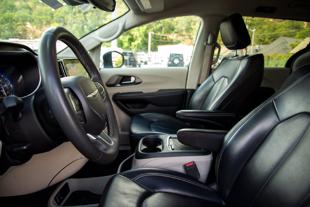 Used 2023 Chrysler Pacifica Touring-L FWD image 11