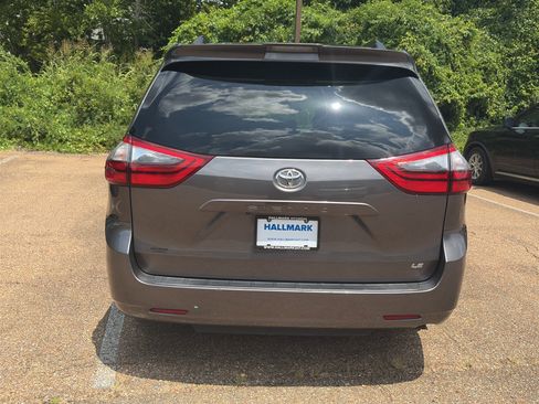 Used 2020 Toyota Sienna LE w/ LE Preferred Package FWD image 5