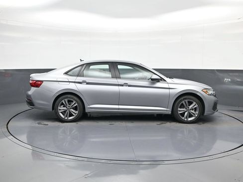 Used 2024 Volkswagen Jetta SE FWD image 11