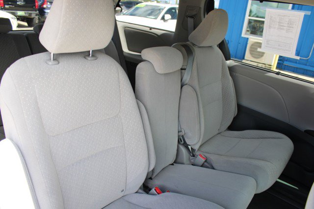 Used 2018 Toyota Sienna LE FWD image 12