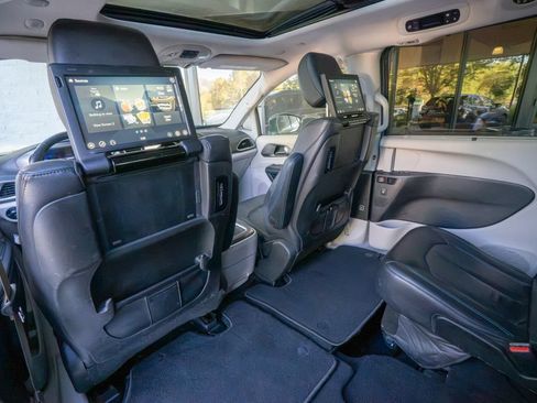 Used 2021 Chrysler Pacifica Touring-L w/ Uconnect Theater Family Group FWD image 18