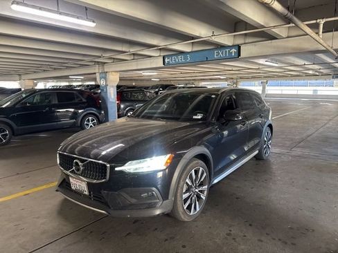 Used 2020 Volvo V60 T5 Cross Country image 2
