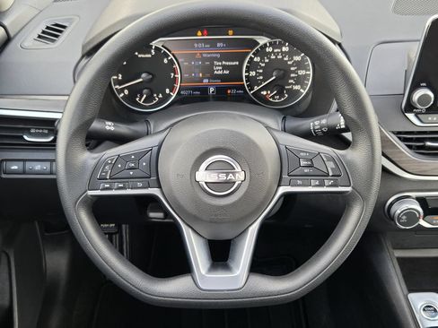 Used 2025 Nissan Altima 2.5 SV FWD image 14
