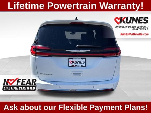 Used 2023 Chrysler Pacifica Touring-L FWD image 5