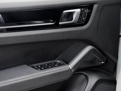 Used 2023 Porsche Cayenne image 8