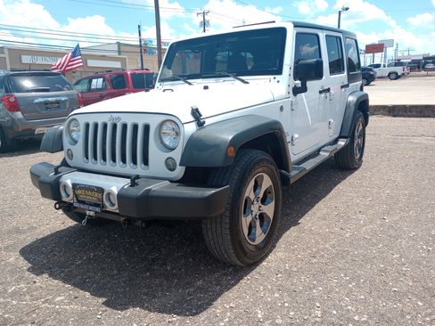Used 2016 Jeep Wrangler Unlimited Sahara w/ Connectivity Group AWD/4WD image 3