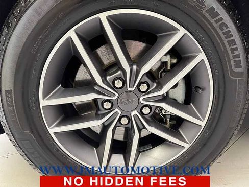 Used 2022 Jeep Grand Cherokee Limited w/ Tech Group AWD/4WD image 9