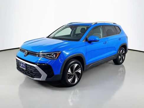 Used 2025 Volkswagen Taos SE w/ Panoramic Sunroof Package AWD/4WD image 1