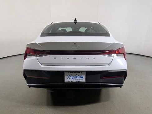 Used 2025 Hyundai Elantra SE image 7