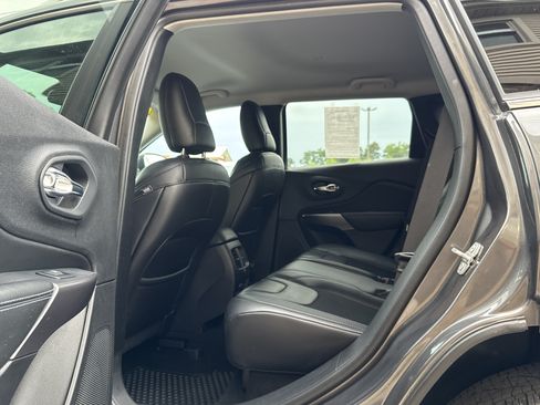 Used 2019 Jeep Cherokee Latitude Plus w/ Cold Weather Group AWD/4WD image 10