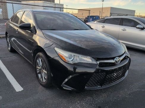 Used 2016 Toyota Camry SE w/ Moonroof Package image 6