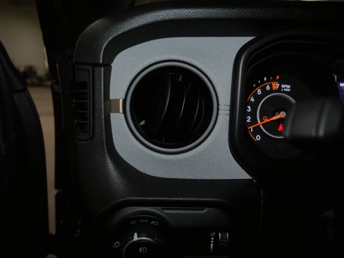 Used 2025 Jeep Gladiator Sport image 32