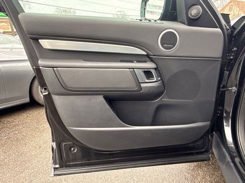 Used 2020 Land Rover Discovery Landmark image 9