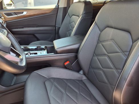 Used 2025 Volkswagen Atlas SE FWD image 3