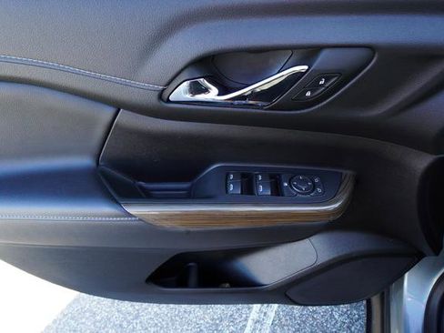 Used 2023 GMC Acadia SLE image 12