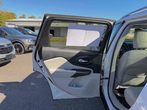 Used 2019 Jeep Cherokee Limited image 16