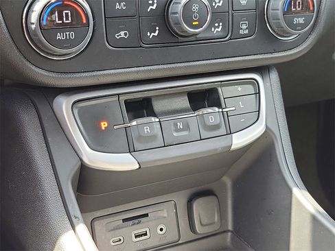 Used 2024 GMC Terrain SLT image 20