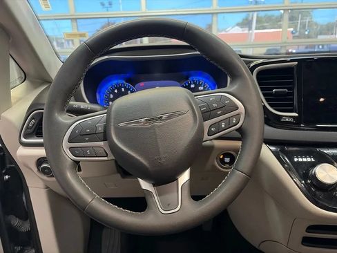 Used 2023 Chrysler Pacifica Touring-L FWD image 24