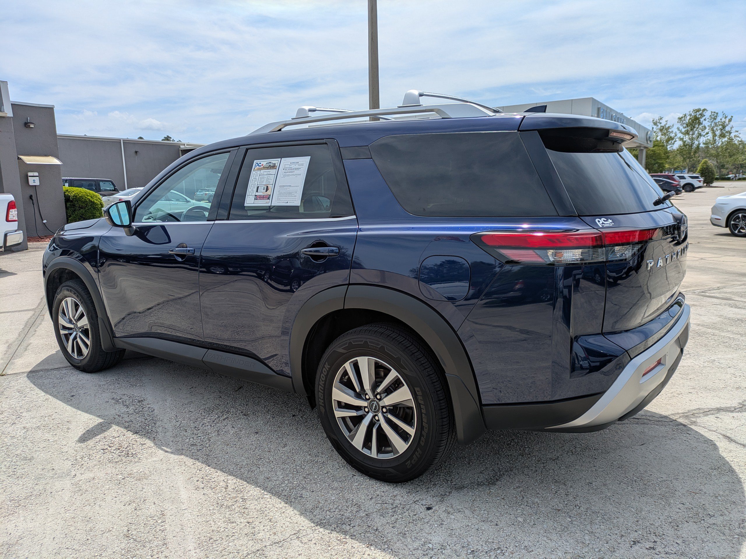 Used 2023 Nissan Pathfinder SL FWD image 6