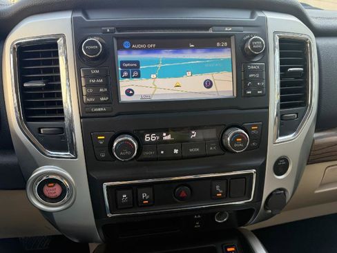 Used 2018 Nissan Titan SL image 16