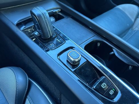 Used 2022 Volvo XC60 B5 R-Design image 5