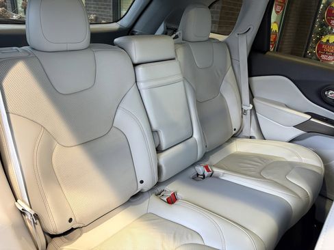 Used 2019 Jeep Cherokee Limited image 33