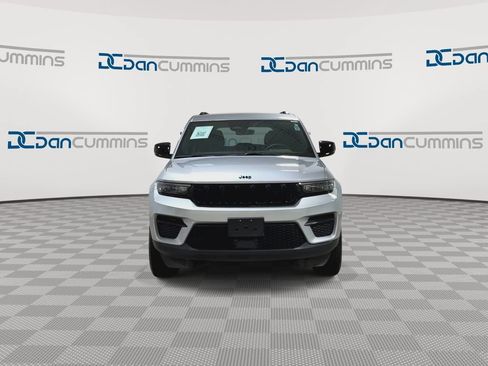 Used 2025 Jeep Grand Cherokee Altitude AWD/4WD image 4