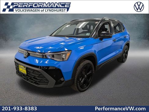 Used 2025 Volkswagen Taos SE AWD/4WD image 1