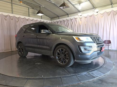 Used 2017 Ford Explorer XLT w/ Equipment Group 202A AWD/4WD image 10