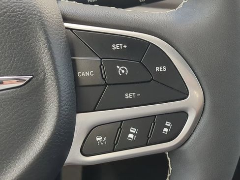 Used 2025 Chrysler Pacifica Select image 26