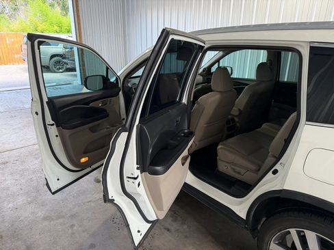 Used 2017 Honda Pilot Touring image 3