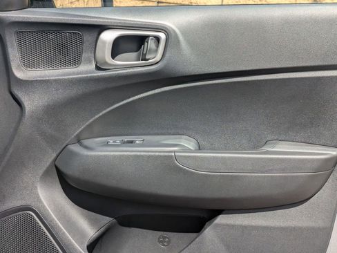 Used 2025 Hyundai Venue SEL image 31