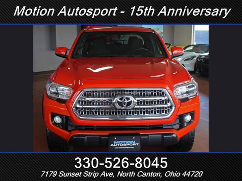 Used 2017 Toyota Tacoma TRD Off-Road w/ Premium & Technology Package image 4