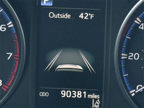 Used 2018 Toyota RAV4 LE image 15