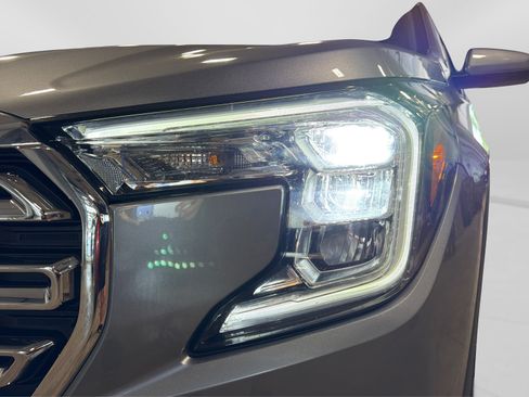 Used 2024 GMC Terrain SLT AWD/4WD image 13