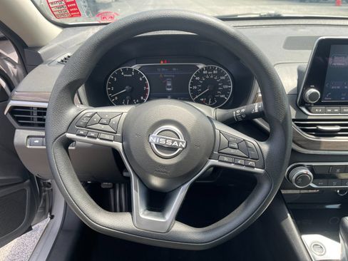 Used 2024 Nissan Altima 2.5 SV FWD image 24