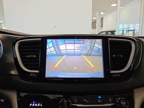 Used 2024 Chrysler Pacifica Touring-L FWD image 27