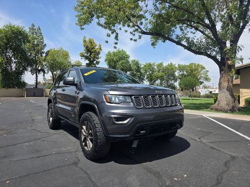 Used 2017 Jeep Grand Cherokee Laredo AWD/4WD image 1