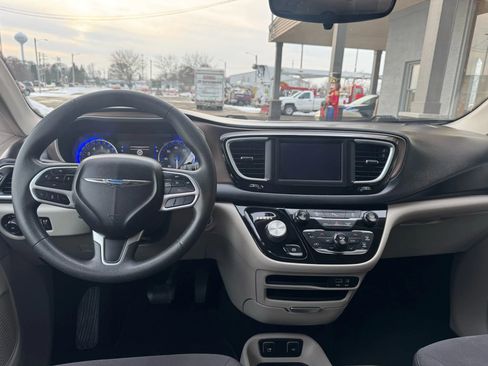 Used 2018 Chrysler Pacifica Touring Plus FWD image 11