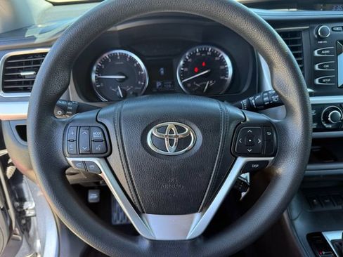 Used 2014 Toyota Highlander LE FWD image 12