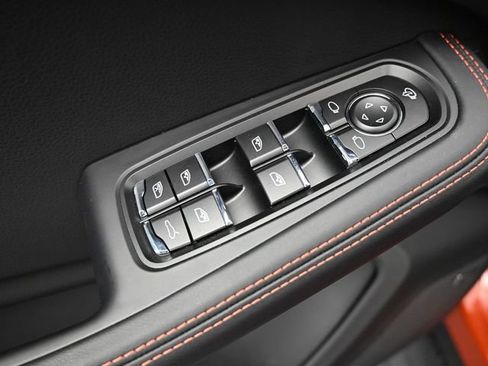 Certified 2025 Porsche Macan image 7