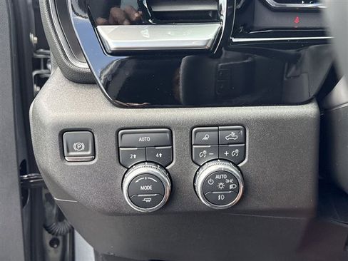 Used 2025 GMC Sierra 1500 Elevation w/ Elevation Premium Package AWD/4WD image 18