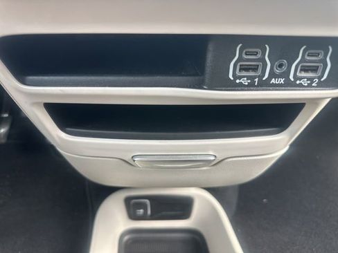 Used 2024 Chrysler Pacifica Limited FWD image 30