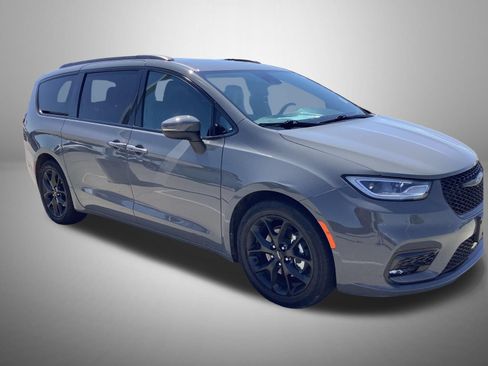 Used 2023 Chrysler Pacifica Touring-L w/ Uconnect Theater Family Group FWD image 4
