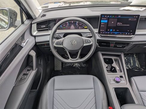 New 2025 Volkswagen Tiguan SE image 16