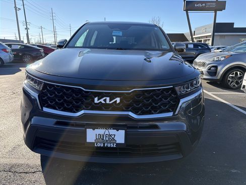 Used 2023 Kia Sorento LX image 2