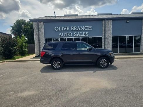 Used 2024 Ford Expedition XLT RWD image 2