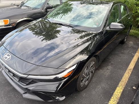 Used 2025 Hyundai Elantra SEL FWD image 2