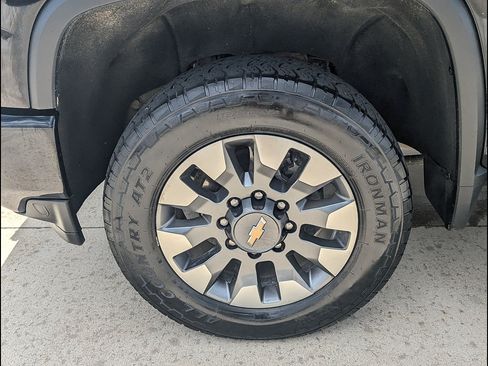 Used 2022 Chevrolet Silverado 2500 Custom w/ Custom Value Package AWD/4WD image 16